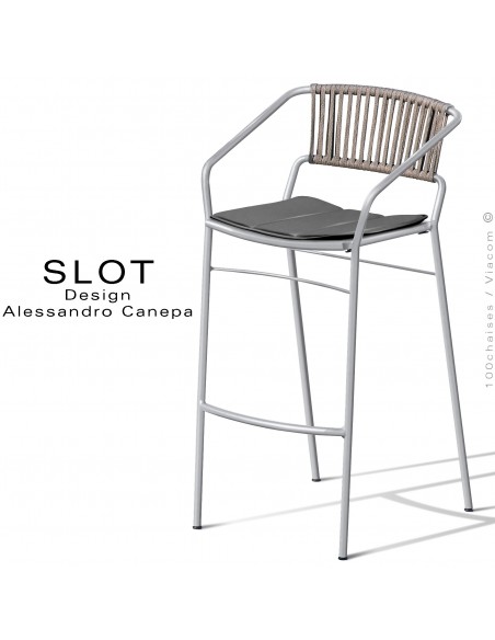 Tabouret d'extérieur SLOT, piétement acier galvanisé peint blanc, assise coussin gris foncé, dossier corde marine crème.