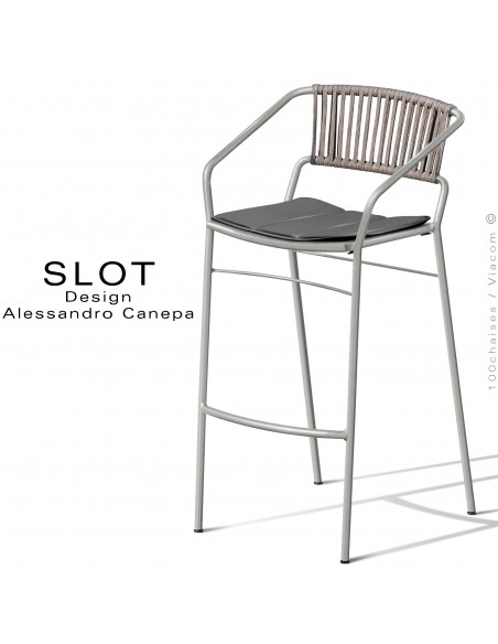 Tabouret d'extérieur SLOT, piétement acier galvanisé peint blanc perle, assise coussin gris foncé, dossier corde marine crème.