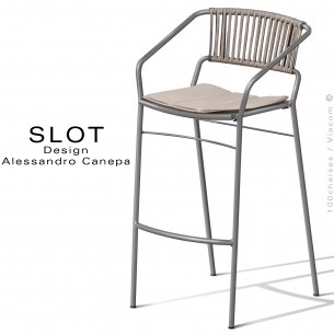 Tabouret d'extérieur SLOT, piétement acier galvanisé peint gris Tourterelle, assise coussin argile, dossier corde crème.
