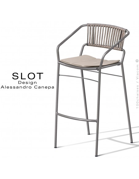Tabouret d'extérieur SLOT, piétement acier galvanisé peint gris Tourterelle, assise coussin argile, dossier corde crème.