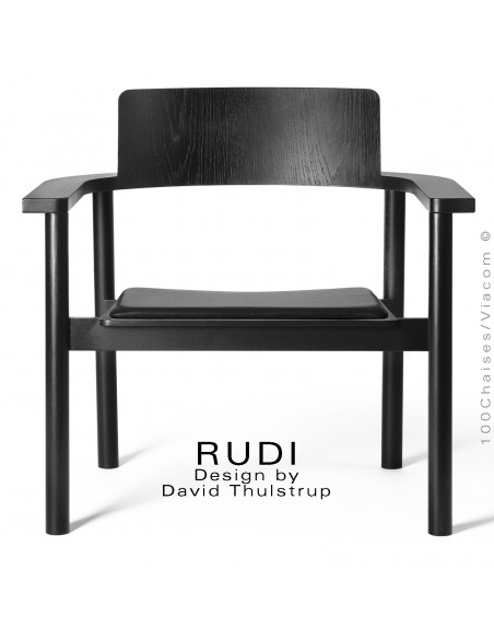 Fauteuil lounge en bois massif de Chêne RUDI, finition teinté noir, assise mousse, habillage cuir Sydney couleur noir.