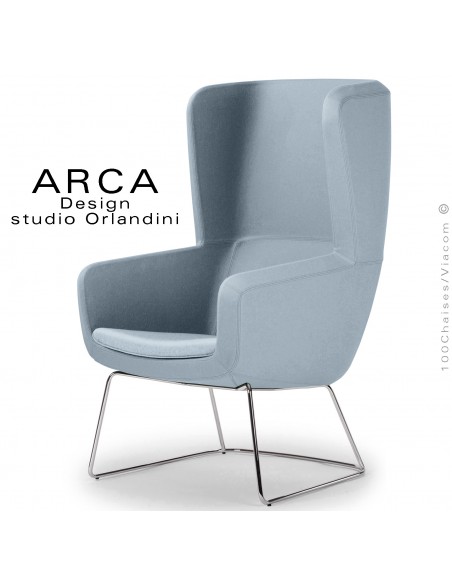 Fauteuil lounge confort ARCA, pour salon d'attente standing, habillage tissu bleu clair, piétement luge chromé brillant.