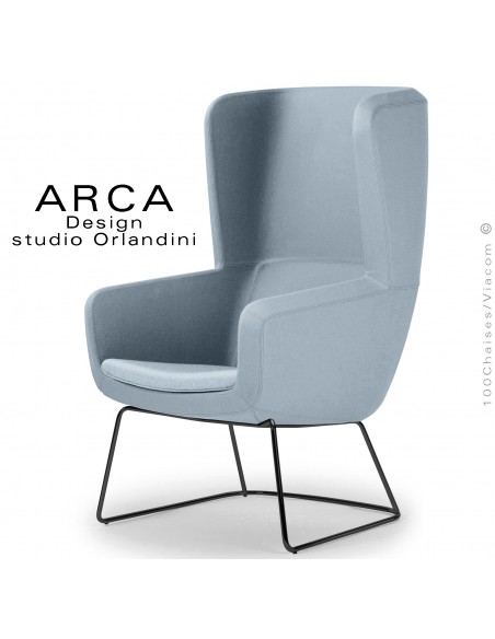 Fauteuil lounge confort ARCA, pour salon d'attente standing, habillage tissu bleu clair, piétement luge peint noir.