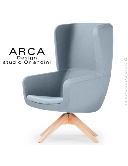 Fauteuil lounge ARCA, pour salon standing, tissu 100% polyester couleur bleu clair, piétement bois massif vernis naturel.