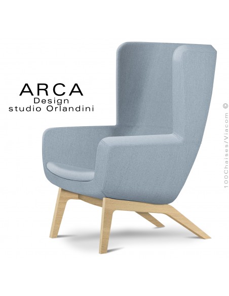Fauteuil lounge confort ARCA, pour salon d'attente standing, habillage tissu couleur bleu clair, piétement bois naturel.