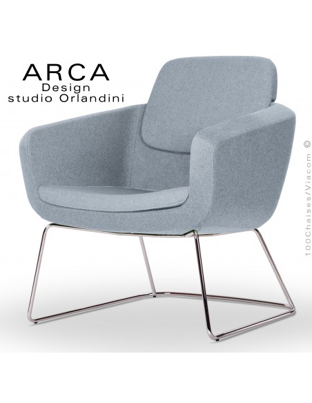 Fauteuil lounge confort ARCA, pour salon d'attente standing, habillage tissu couleur bleu clair, piétement luge chromé.