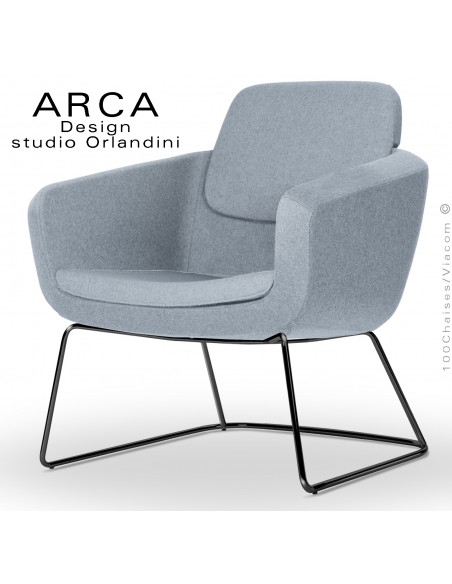 Fauteuil lounge confort ARCA, pour salon d'attente standing, habillage tissu couleur bleu clair, piétement peint noir.