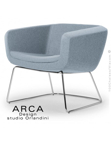 Fauteuil lounge pour salle d'attente ARCA, piétement luge chromé brillant, habillage tissu couleur bleu clair.