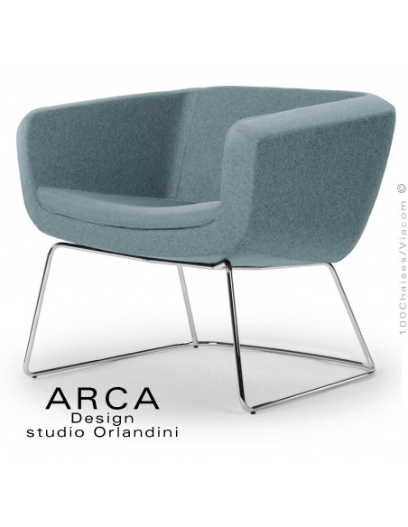 Fauteuil lounge pour salle d'attente ARCA, piétement luge chromé brillant, habillage tissu couleur bleu d'eau.