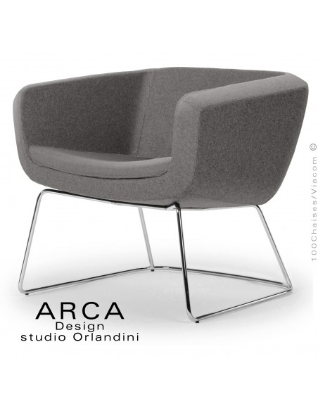 Fauteuil lounge pour salle d'attente ARCA, piétement luge chromé brillant, habillage tissu couleur tabac.