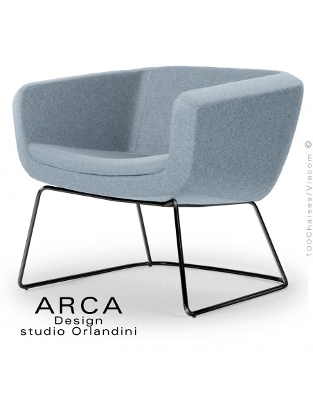 Fauteuil lounge pour salle d'attente ARCA, piétement luge peint noir, habillage tissu couleur bleu clair.
