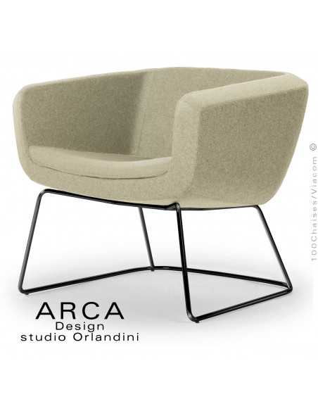 Fauteuil lounge pour salle d'attente ARCA, piétement luge peint noir, habillage tissu couleur jaune paille.