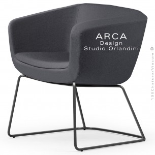 Fauteuil d'attente ou domestique ARCA Small, assise garnie de mousse, tissu couleur gris foncé, piétement type luge peint noir.