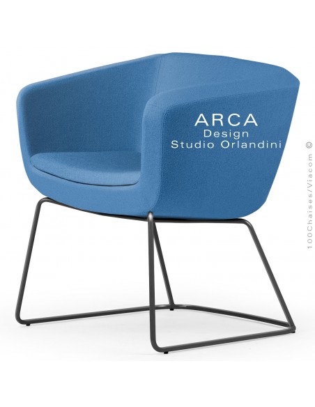 Fauteuil d'attente ou domestique ARCA Small, assise garnie de mousse, tissu couleur bleu, piétement type luge peint noir.