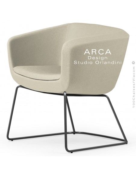 Fauteuil d'attente ou domestique ARCA Small, assise garnie de mousse, tissu couleur jaune paille, piétement luge peint noir.