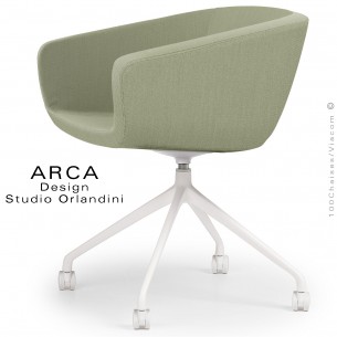 Fauteuil de bureau ARCA Mini, ou domestique, assise pivotante, habillage tissu vert pâle, piétement avec roulettes blanc.
