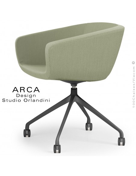 Fauteuil de bureau ARCA Mini, ou domestique, assise pivotante, habillage tissu vert pâle, piétement avec roulettes noir.