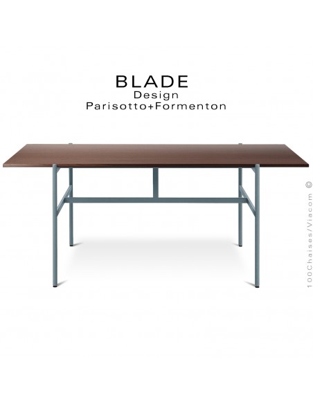 Table minimaliste design BLADE, plateau rectangulaire, chêne foncé, piétement tube d'acier peint bleu pétrole.