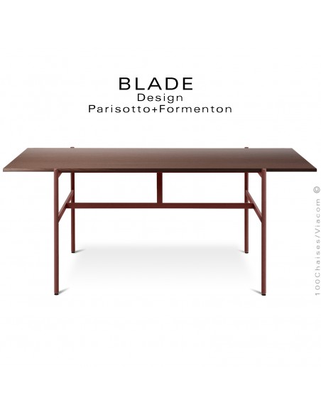 Table minimaliste design BLADE, plateau rectangulaire, chêne foncé, piétement tube d'acier peint bordeaux.