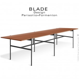 Grande table de réunion design BLADE, plateau rectangulaire, Noyer, piétement tube d'acier peint noir.
