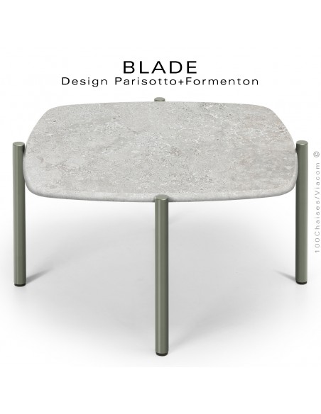 Table basse BLADE-CAFÉ, structure à 4 pieds peint gris ciment, plateau carré aux courbes douces en pierre de Travertin gris.