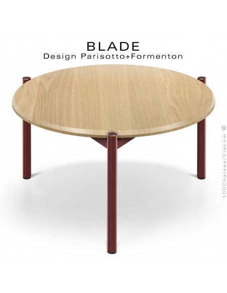 Table basse design BLADE-CAFÉ, structure à trois pieds en tube d'acier peint bordeaux, plateau bois massif chêne vernis rond.