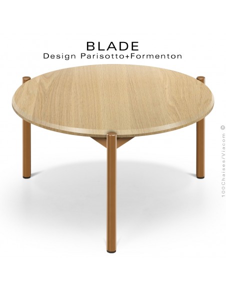 Table basse design BLADE-CAFÉ, structure à trois pieds en tube d'acier peint ocre, plateau bois massif chêne vernis rond.