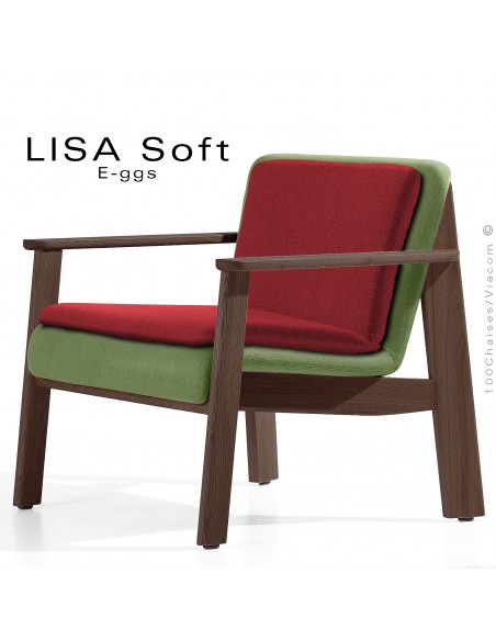 Fauteuil lounge design LISA-SOFT, 4 pieds bois de Chêne foncé, assise habillage tissu vert, coussin rouge foncé.