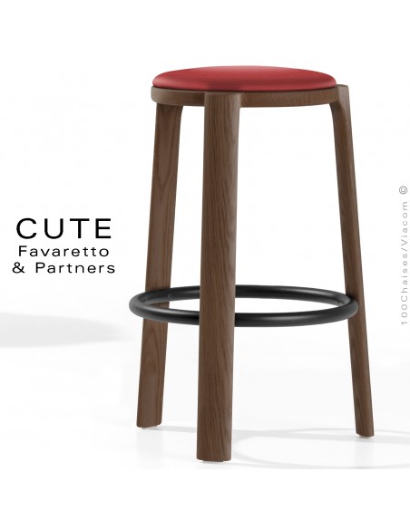 Tabouret de bar design CUTE, en Chêne foncé massif vernis foncé, assise garnie, tissu couleur rouge pour intérieur.
