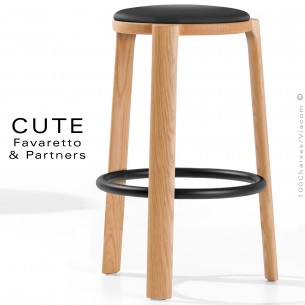 Tabouret de bar design CUTE, en Frêne massif vernis naturel, assise garnie, tissu couleur noir pour intérieur.