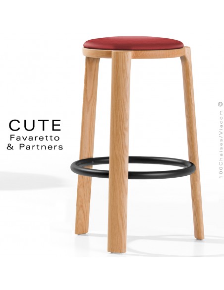 Tabouret de bar design CUTE, en Frêne massif vernis naturel, assise garnie, tissu couleur rouge pour intérieur.