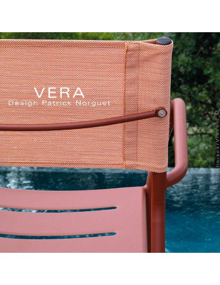 Fauteuil salon d'extérieur VERA, structure acier galvanisé peint terraccota, dossier tissu Batyline ocre avec coussin.