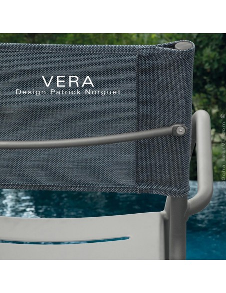 Fauteuil salon d'extérieur VERA, structure acier galvanisé peint anthracite, dossier tissu Batyline gris argent avec coussin.