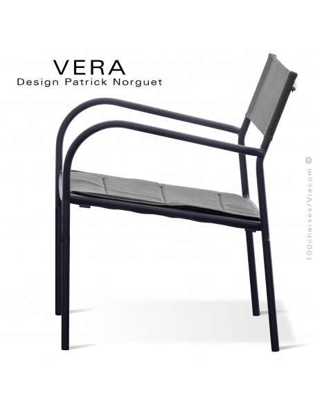 Fauteuil salon d'extérieur VERA, structure acier galvanisé peint anthracite, dossier tissu Batyline gris argent avec coussin.