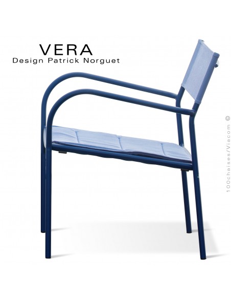 Fauteuil salon d'extérieur VERA, structure acier galvanisé peint bleu nuit, dossier tissu Batyline bleu clair avec coussin.