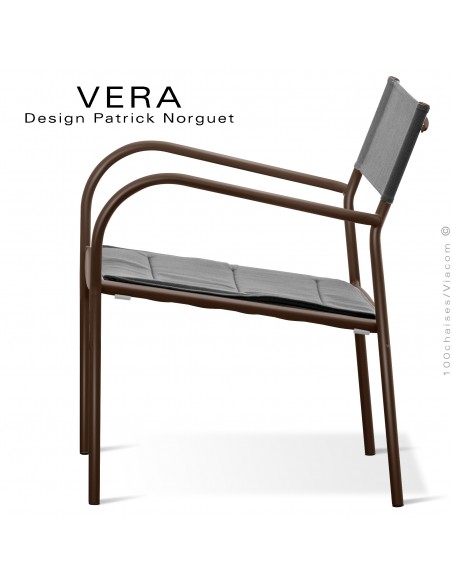 Fauteuil salon d'extérieur VERA, structure acier galvanisé peint corten, dossier tissu Batyline gris argente avec coussin.