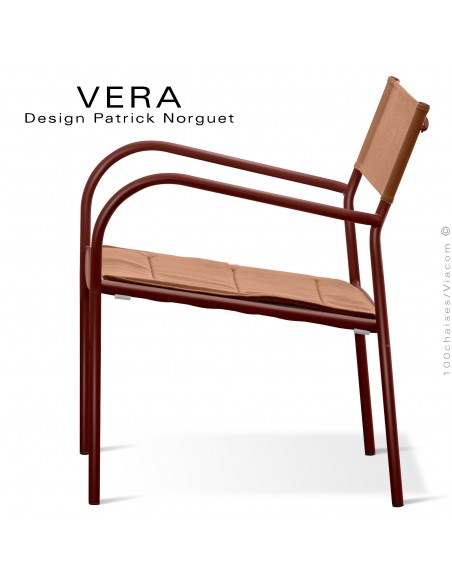 Fauteuil salon d'extérieur VERA, structure acier galvanisé peint terraccota, dossier tissu Batyline ocre avec coussin.
