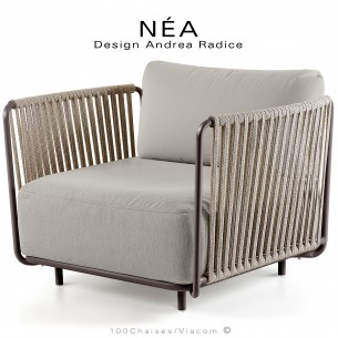 Fauteuil bas lounge NÉA, acier peint bronze, assise deux coussins, habillage tissu crème, tressage corde marine beige.