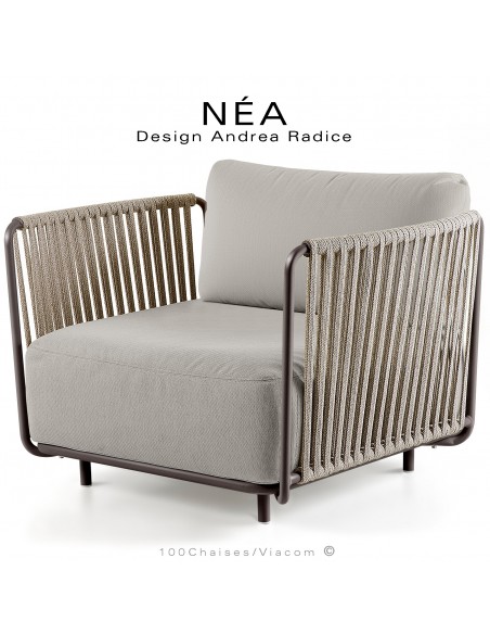 Fauteuil bas lounge NÉA, acier peint bronze, assise deux coussins, habillage tissu crème, tressage corde marine beige.