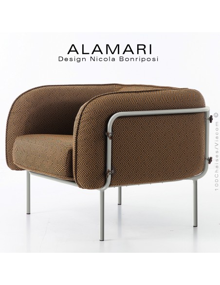 Fauteuil large lounge ALAMARI, usage extérieur, structure acier peint blanc perle, coussin habillage tissu orange déperlant.