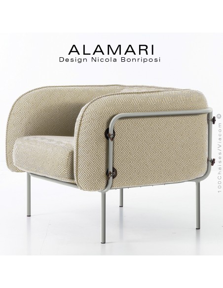 Fauteuil large lounge ALAMARI, usage extérieur, structure acier peint blanc perle, coussin habillage tissu crème déperlant.