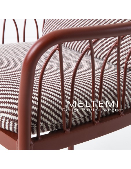 Détail accoudoir fauteuil Meltemi – Design élégant en aluminium peint rouge | Coussin imperméable | Mobilier résistant.