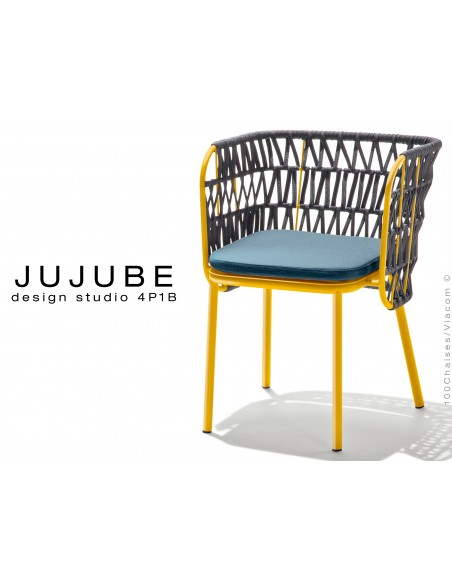 JUJUBE chaise design structure acier peint jaune, avec coussin d'assise couleur bleu pétrol et dossier tressé pour extérieur