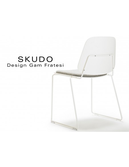 SKUDO chaise design piétement acier peint blanc, assise capitonnée tissu Kvadrat gamme Divina Mélange-2 couleur n°120 gris clair