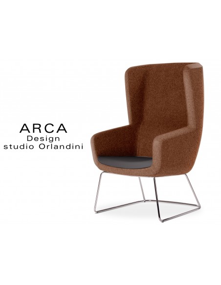 Fauteuil ARCA habillage 100% polyester, couleur marron, piétement luge chromé.