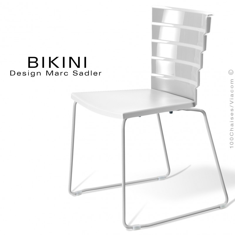 Chaise design pour terrasse BIKINI, piètement type luge acier peint blanc, assise plastique blanche