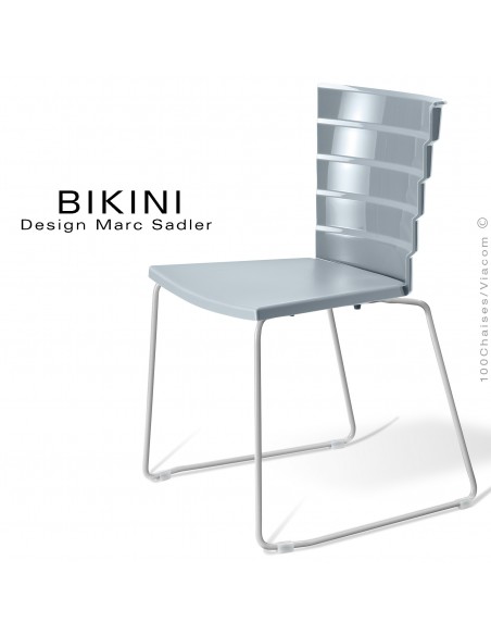 Chaise design pour terrasse BIKINI, piètement type luge acier peint blanc, assise plastique gris
