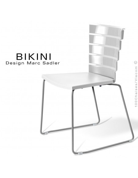 Chaise design pour terrasse BIKINI, piètement type luge acier peint gris, assise plastique blanc