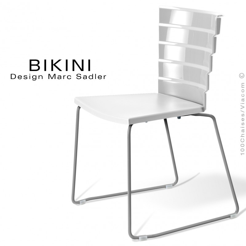 Chaise design pour terrasse BIKINI, piètement type luge acier peint gris, assise plastique blanc