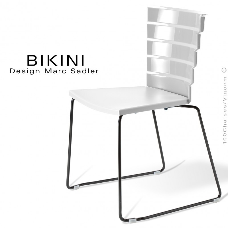 Chaise design pour terrasse BIKINI, piètement type luge acier peint noir, assise plastique blanche